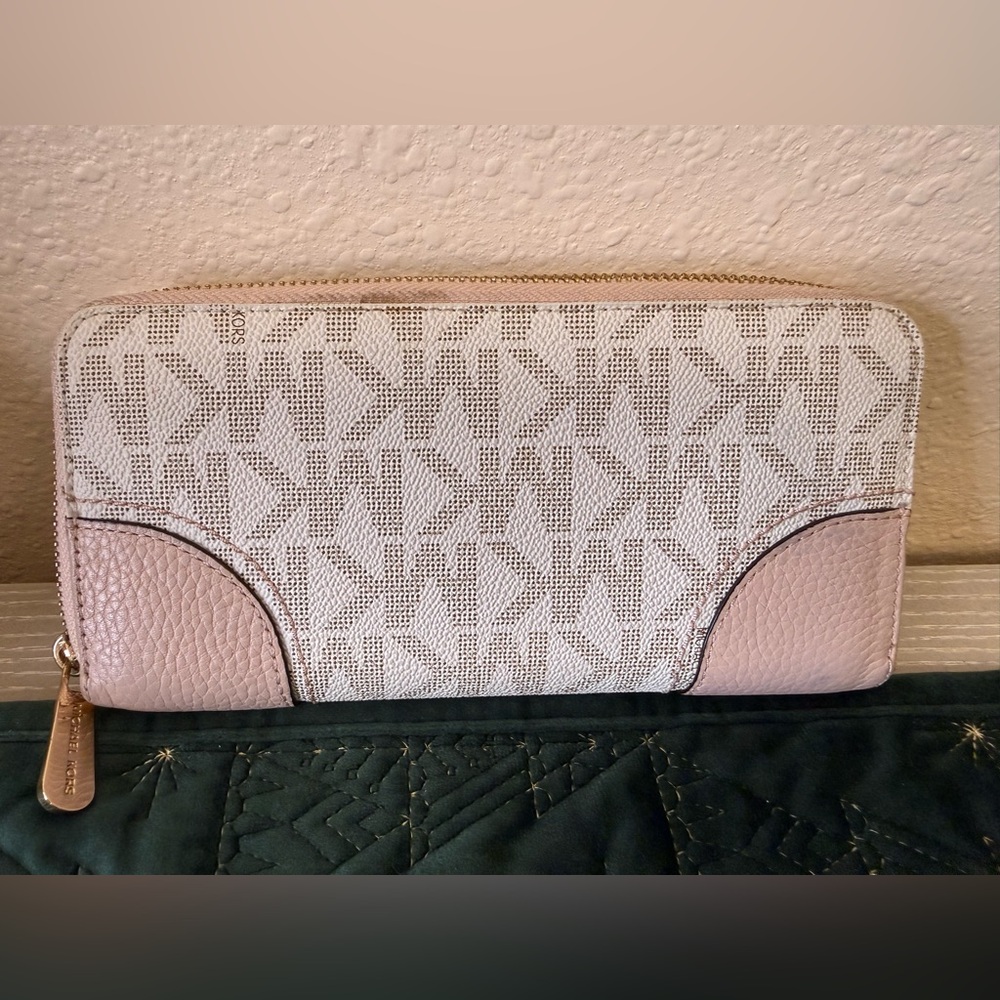 BARELY USED ………. MICHAEL KORS SIGNATURE PRINTED LARGE SATCHEL BAG w/WALLET - Picture 8 of 9